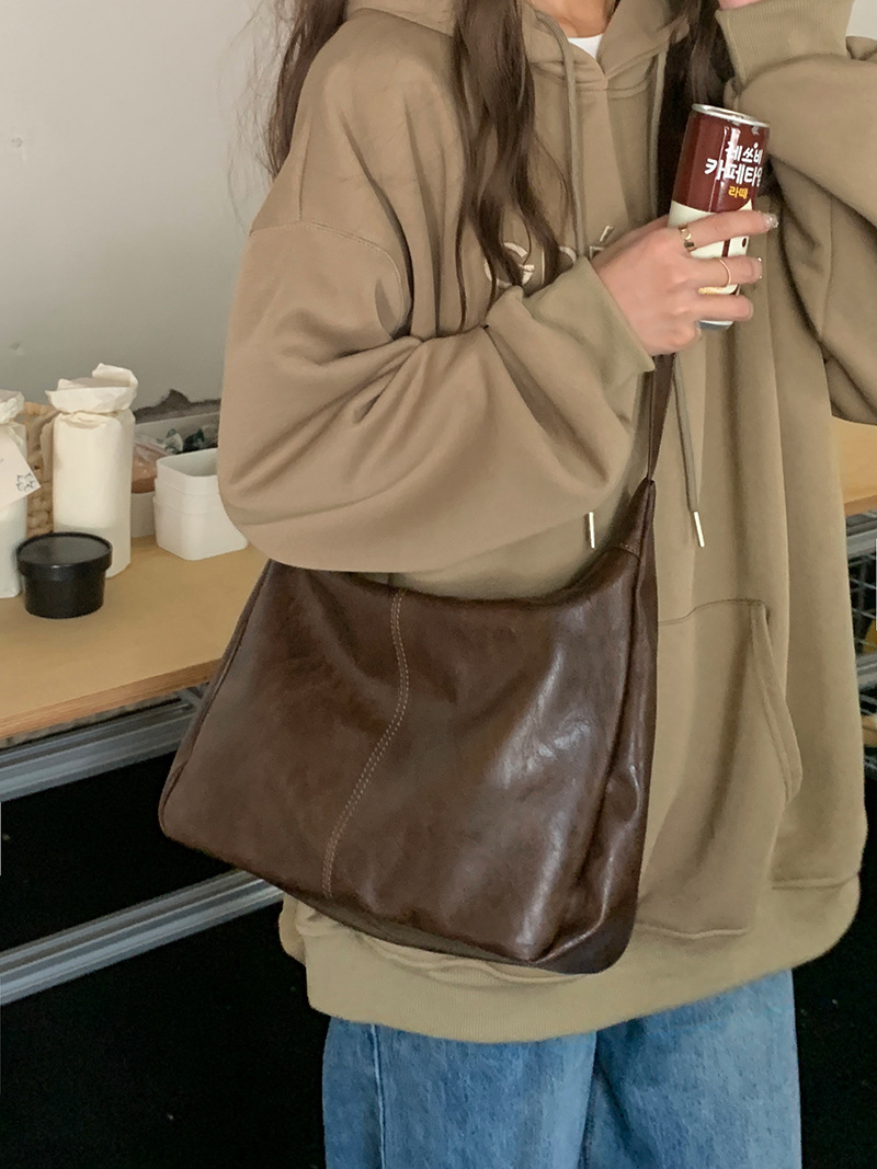 Women Bags 2026 Trends - 2026年秋のマイヤール風ヴィンテージトートバッグ。韓国ファッションで、大容量、クロスボディ、ショルダーバッグとして使える、どんなスタイルにも合わせやすい普段使いのハンドバッグ。