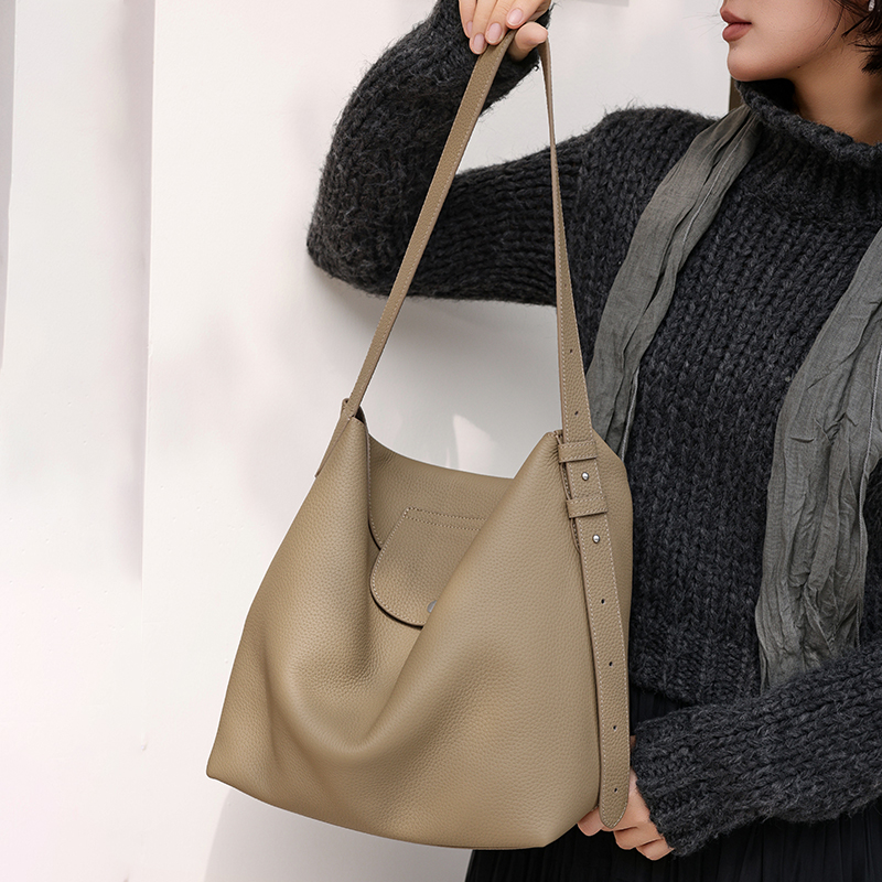 大容量で防水性があり、上質なフルグレインレザーを使用した、洗 - Women Bags 2026 Trends のレビューと価格